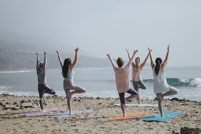 pratique du yoga en bord de mer