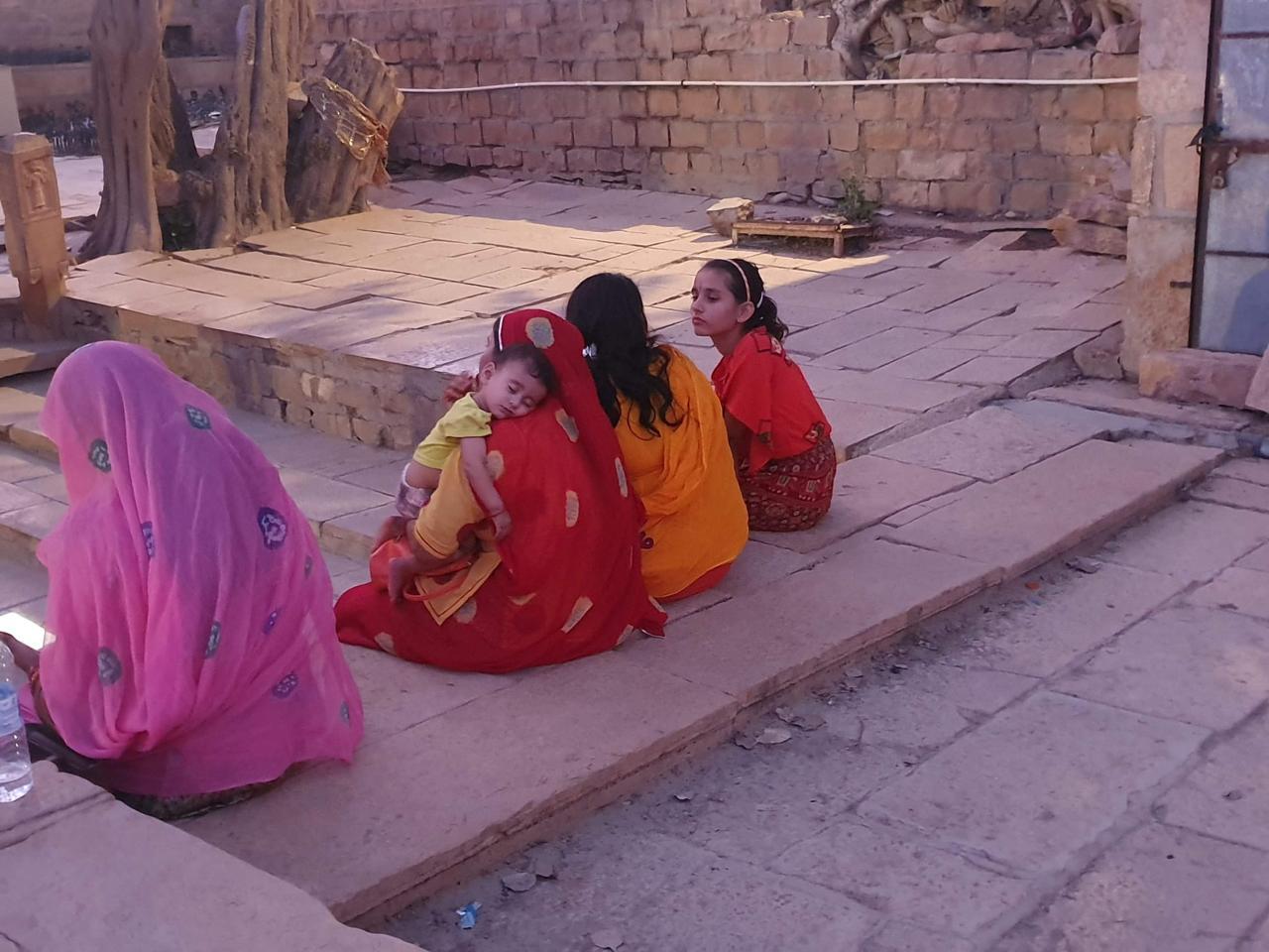 femmes du Rajasthan et bebe