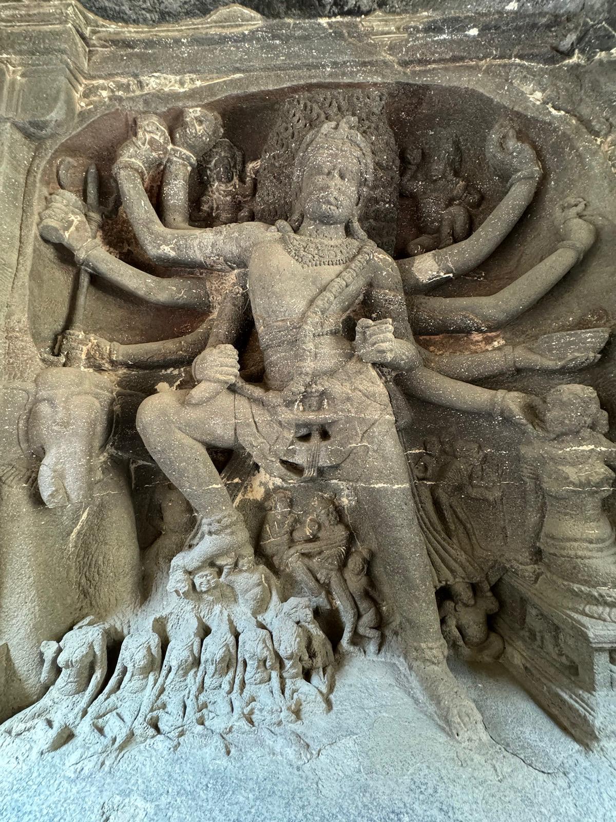 Statue du dieu indien-dans les grottes dAjanta