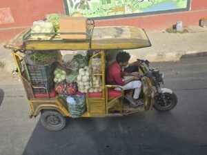 Un e-rickshaw chargé de légumes frais